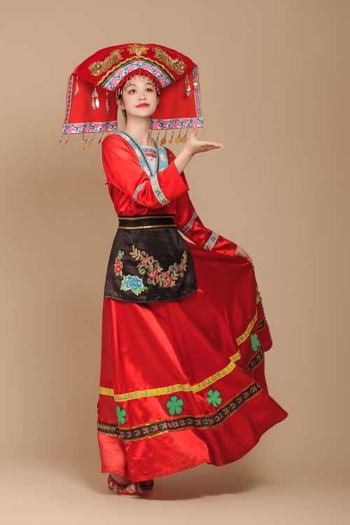 传统壮族服饰少数民族服饰女性人物摄影图 摄影